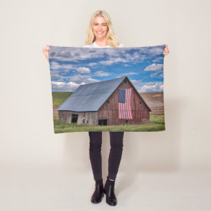 Couverture Polaire Fermes Grange rouge rustique avec drapeau améric