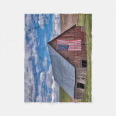 Couverture Polaire Fermes | Grange rouge rustique avec drapeau améric (Devant)