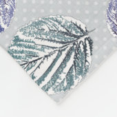 Couverture Polaire Feuilles d'open work sur un arrière - plan gris cl (Coin)