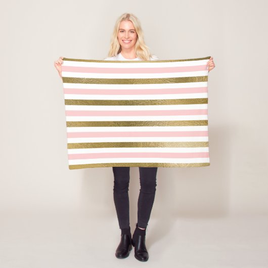 Couverture Polaire Fille Blush Motif rose, blanc et or (En situation)