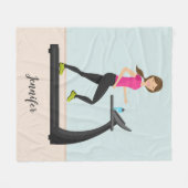 Couverture Polaire Fille Couchée Sur Un Tapis Illustration & Nom (Devant (Horizontal))