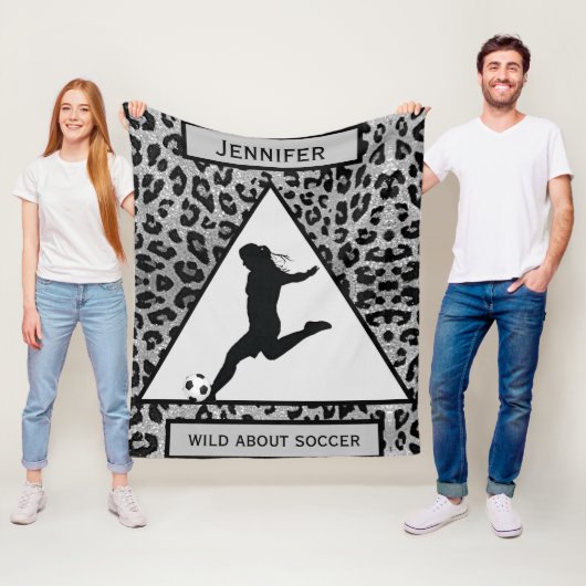 Couverture Polaire Filles "Wild About Soccer" Leopard d'argent (En situation)