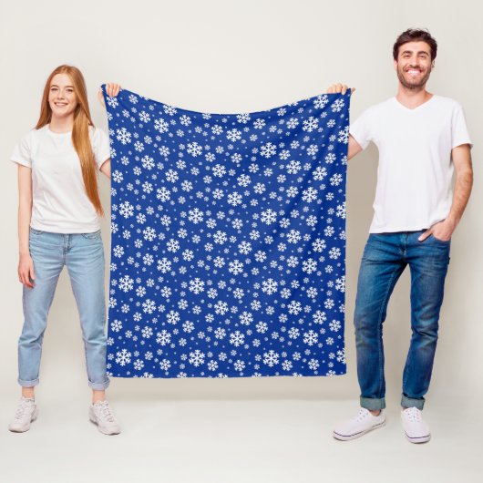 Couverture Polaire Flammes de neige blanches sur Motif d'hiver bleu f (En situation)