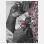 Couverture Polaire Fleur aux mains (Devant)