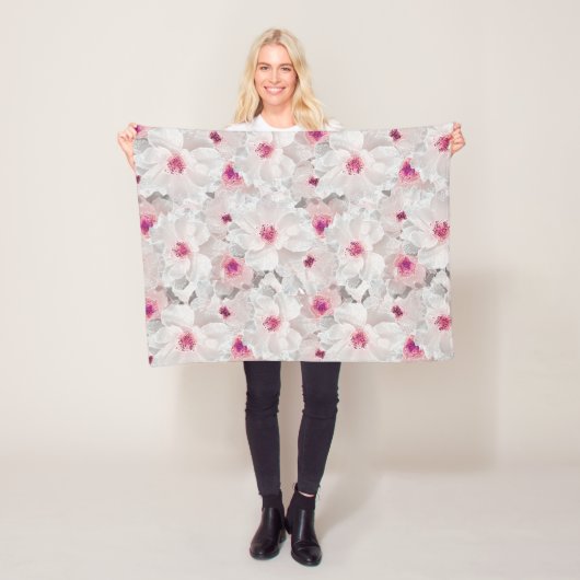 Couverture Polaire Fleur blanche et rose délicate (En situation)