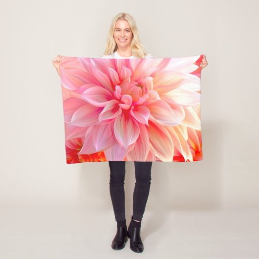 Couverture Polaire Fleur de dahlia brune de Pêche (En situation)