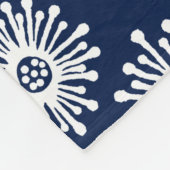 Couverture Polaire Fleurs à main - Blanc sur Bleu foncé 001744 (Coin)