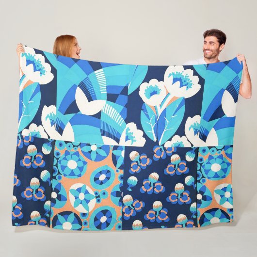 COUVERTURE POLAIRE FLEURS BLANCHES HAWAII BLEU BOLD FLORAL PATCHWORK (En situation)