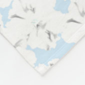 Couverture Polaire Fleurs blanches sur bleu clair. (Coin)
