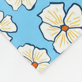 Couverture Polaire Fleurs blanches sur fond bleu (Coin)