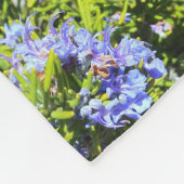 Couverture Polaire fleurs bleues de romarin sur le vert (Coin)