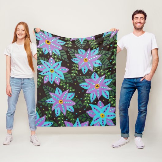 Couverture Polaire Fleurs bleues et violettes sur noir (En situation)