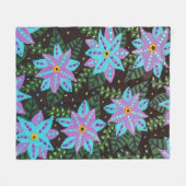 Couverture Polaire Fleurs bleues et violettes sur noir (Devant (Horizontal))
