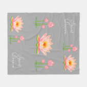 Couverture Polaire Fleurs de Lotus rose sur gris argenté clair (Devant (Horizontal))