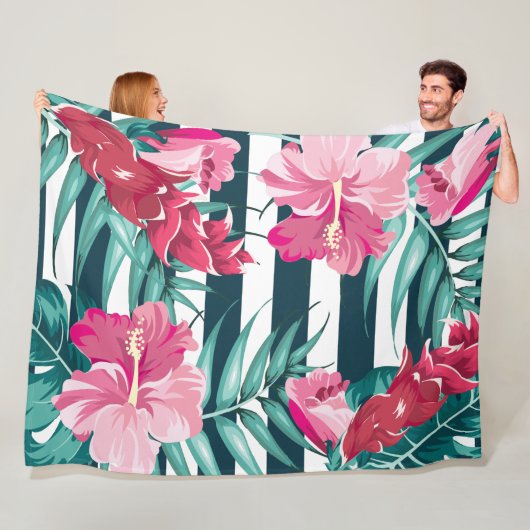 Couverture Polaire Fleurs exotiques roses rayées (En situation)