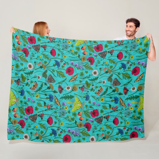 Couverture Polaire Fleurs sauvages et papillons de nuit sur turquoise (En situation)