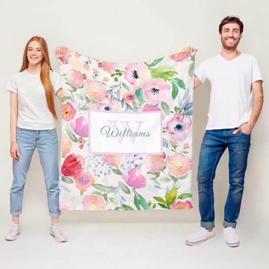 Couverture Polaire Floraux rose aquarelle nom de famille monogrammed (En situation)