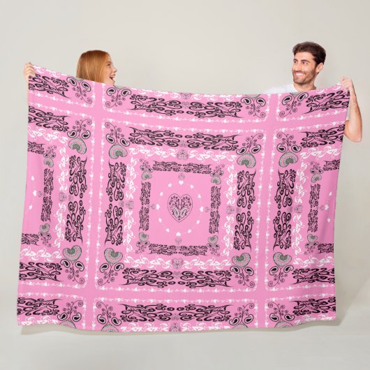 Couverture Polaire Foulard rose (En situation)
