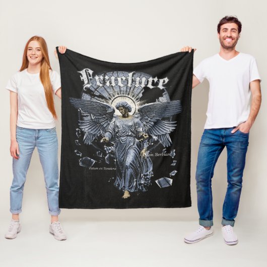 Couverture Polaire Fracture - Conception de streetwear gothique (En situation)