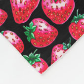 Couverture Polaire Fraise rouge sur arrière - plan noir (Coin)