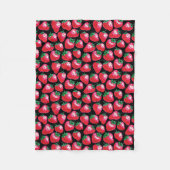 Couverture Polaire Fraise rouge sur arrière - plan noir (Devant)