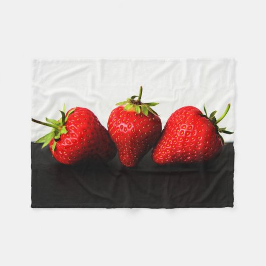 Couverture Polaire Fraises sur blanc sur noir fba (Devant (Horizontal))