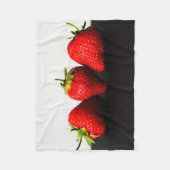 Couverture Polaire Fraises sur blanc sur noir fba (Devant)