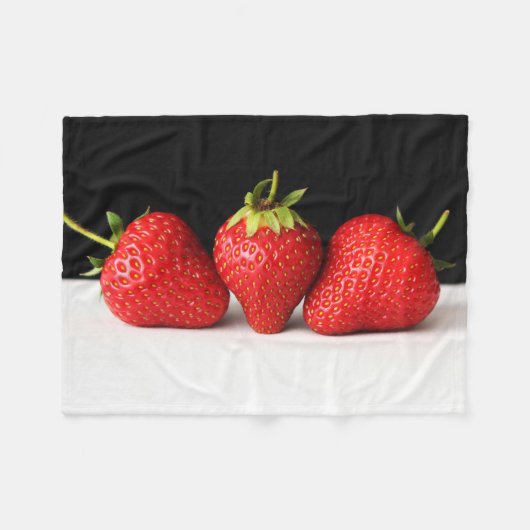 Couverture Polaire Fraises Sur Noir Sur Blanc Fbcnm (Devant (Horizontal))