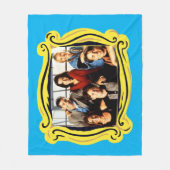 Couverture Polaire FRIENDS™ | Cast assis dans l'appartement de Monica (Devant)