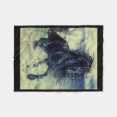 Couverture Polaire Friesian, L'étalon de beauté noir, mer orageuse (Devant (Horizontal))