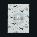 Couverture Polaire Garçons Moderne Ocean Whale Motif Monogram Enfants<br><div class="desc">Ce design moderne et fantaisiste de couvertures en toison pour enfants comprend un motif de dessin animé de créature marine, avec un espadon, un crabe, un orque, un poisson et des algues, et a de l'espace pour vous d'ajouter votre nom de garçon et monogramme dans une police manuscrite. L'ajout parfait...</div>
