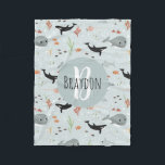 Couverture Polaire Garçons Moderne Ocean Whale Motif Monogram Enfants<br><div class="desc">Ce design moderne et fantaisiste de couvertures en toison pour enfants comprend un motif de dessin animé de créature marine, avec un espadon, un crabe, un orque, un poisson et des algues, et a de l'espace pour vous d'ajouter votre nom de garçon et monogramme dans une police manuscrite. L'ajout parfait...</div>