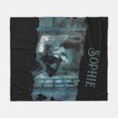 Couverture Polaire Ghost Girl in Blue – Haunting Surreal Art (Devant (Horizontal))