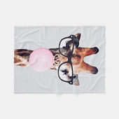 COUVERTURE POLAIRE GIRAFFE PORTANT DES VERRES SOUFFRANT UN BUBBLEGUM  (Devant (Horizontal))