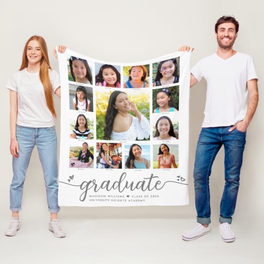 Couverture Polaire Graduation K-12 White Modern Script Photo Collage (En situation)