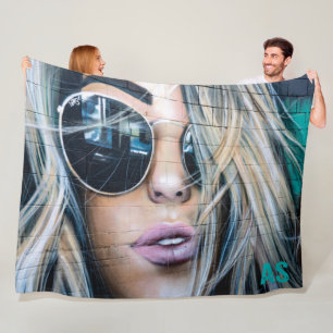 Couverture Polaire Graffiti Fille blonde avec lunettes de soleil rond