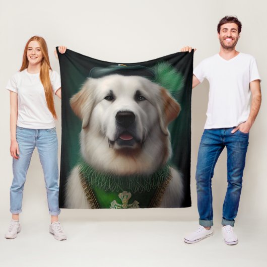 Couverture Polaire Grand Pyrenees en robe de la Saint-Patrick (En situation)