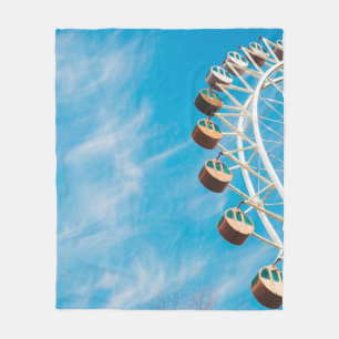 Couverture Polaire Grande roue blanche sous ciel clair le matin