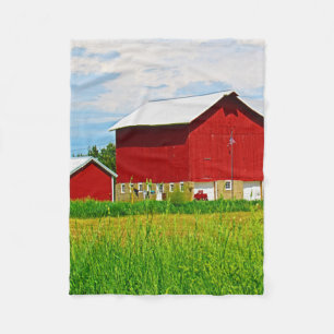 Couverture Polaire Grange et pâturage de la campagne rouge