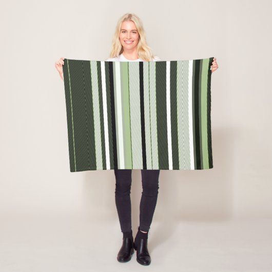 Couverture Polaire Gris, vert, rayures blanches. (En situation)