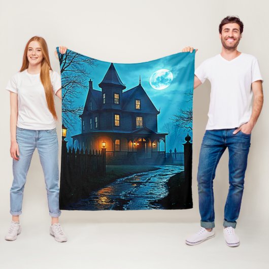 Couverture Polaire Haunted Mansion Blue Moonlight Night Design (En situation)