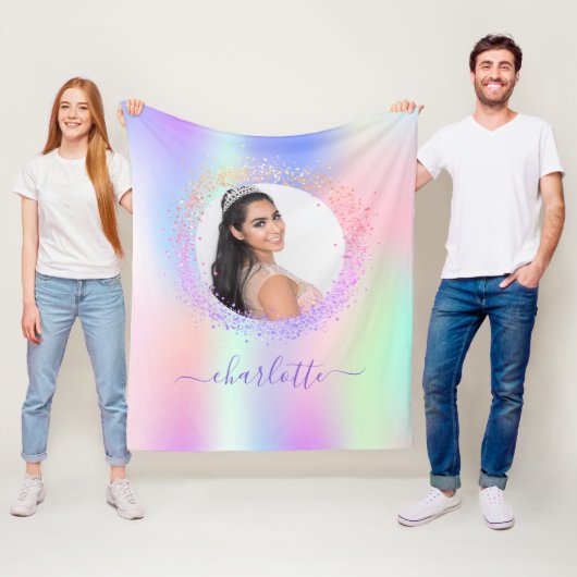 Couverture Polaire Holographe photo rose violet nom script (En situation)