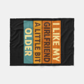 Couverture Polaire I Like My Girlfriend A Little Bit Older Funny Sayi (Devant (Horizontal))