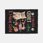 Couverture Polaire I Never Quilt Alone I Have Cats Sewist Quilting (Devant (Horizontal))