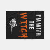 Couverture Polaire I'm With Witch Skeleton Hand Funny Halloween Husba (Devant (Horizontal))