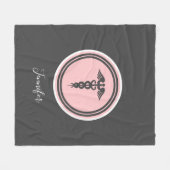 Couverture Polaire Infirmière Docteur Médicale Caduceus rose Grey Nom (Devant (Horizontal))