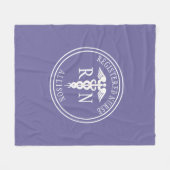 Couverture Polaire Infirmière inscrite Caduceus Purple Nom blanc (Devant (Horizontal))