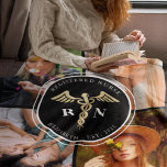 Couverture Polaire Infirmière Médicale de la RN<br><div class="desc">Personnalisez votre infirmière autorisée RN Caduceus Médicale Photo Fleece Blanket en téléchargeant 4 de vos photos préférées de diplômés et en customisant leur nom et leur année. Le design est composé d'un arrière - plan noir moderne avec un grand faux symbole de parties scintillant en or au centre et "infirmière...</div>