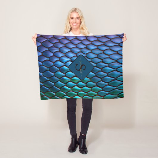 Couverture Polaire Iridescente Mermaid Tails Dragon Scales Imaginaire (En situation)