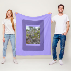 Couverture Polaire Jacinthes des bois sur un coteau rocheux 